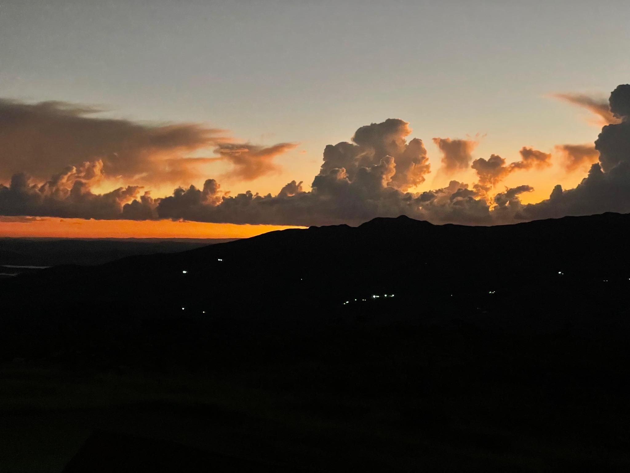 Pôr do sol com nuvens densas sobre as montanhas da Serra da Canastra