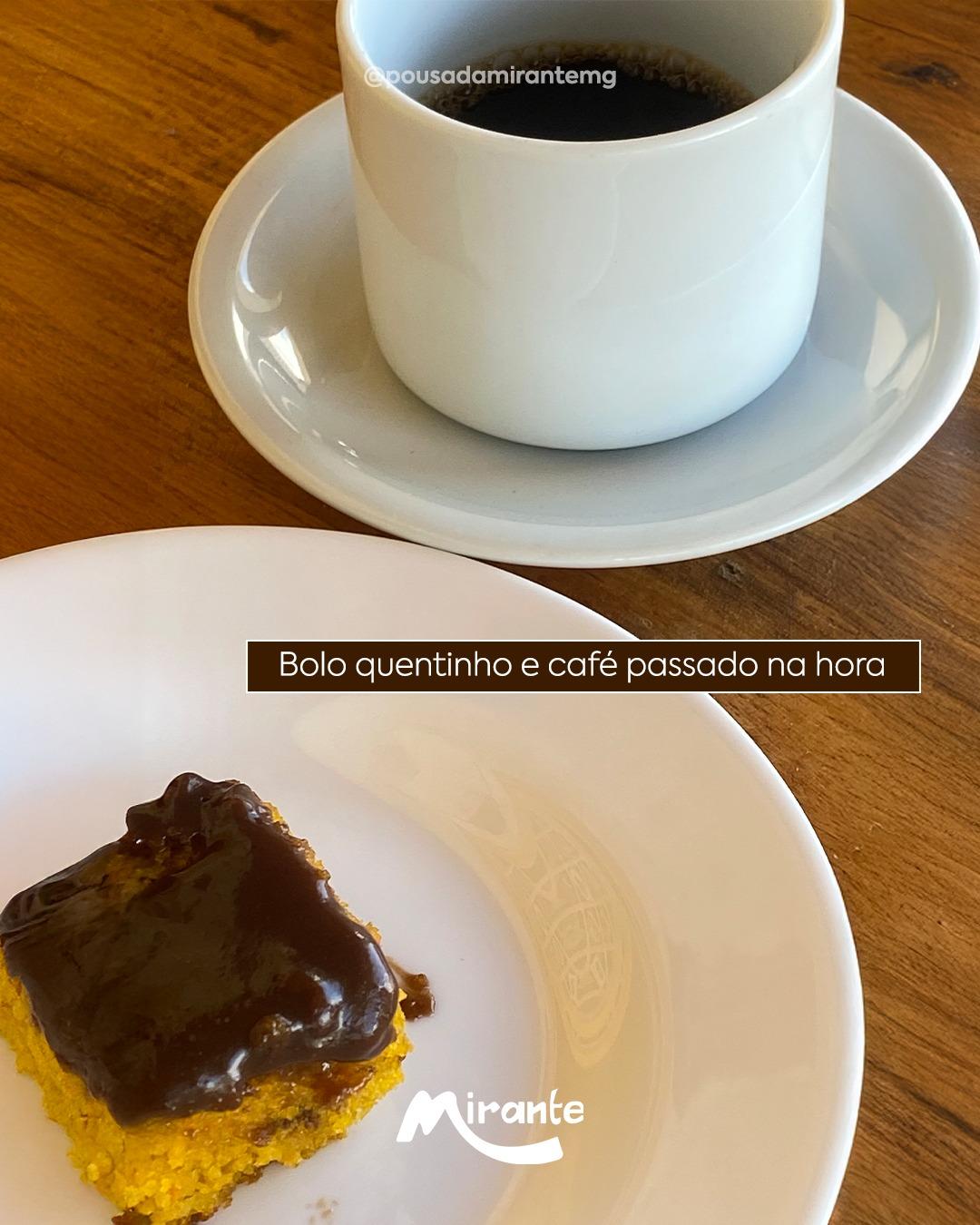 Xícara de café passado na hora com bolo servido sobre mesa de madeira
