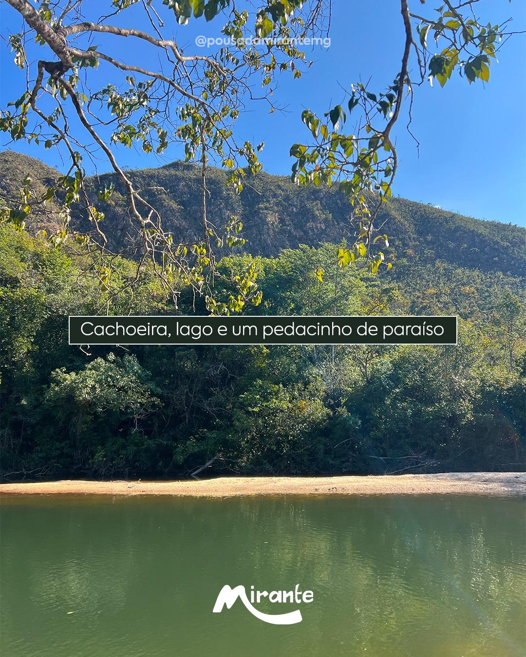 Interior de chalé com cama de casal, camas de solteiro e teto inclinado